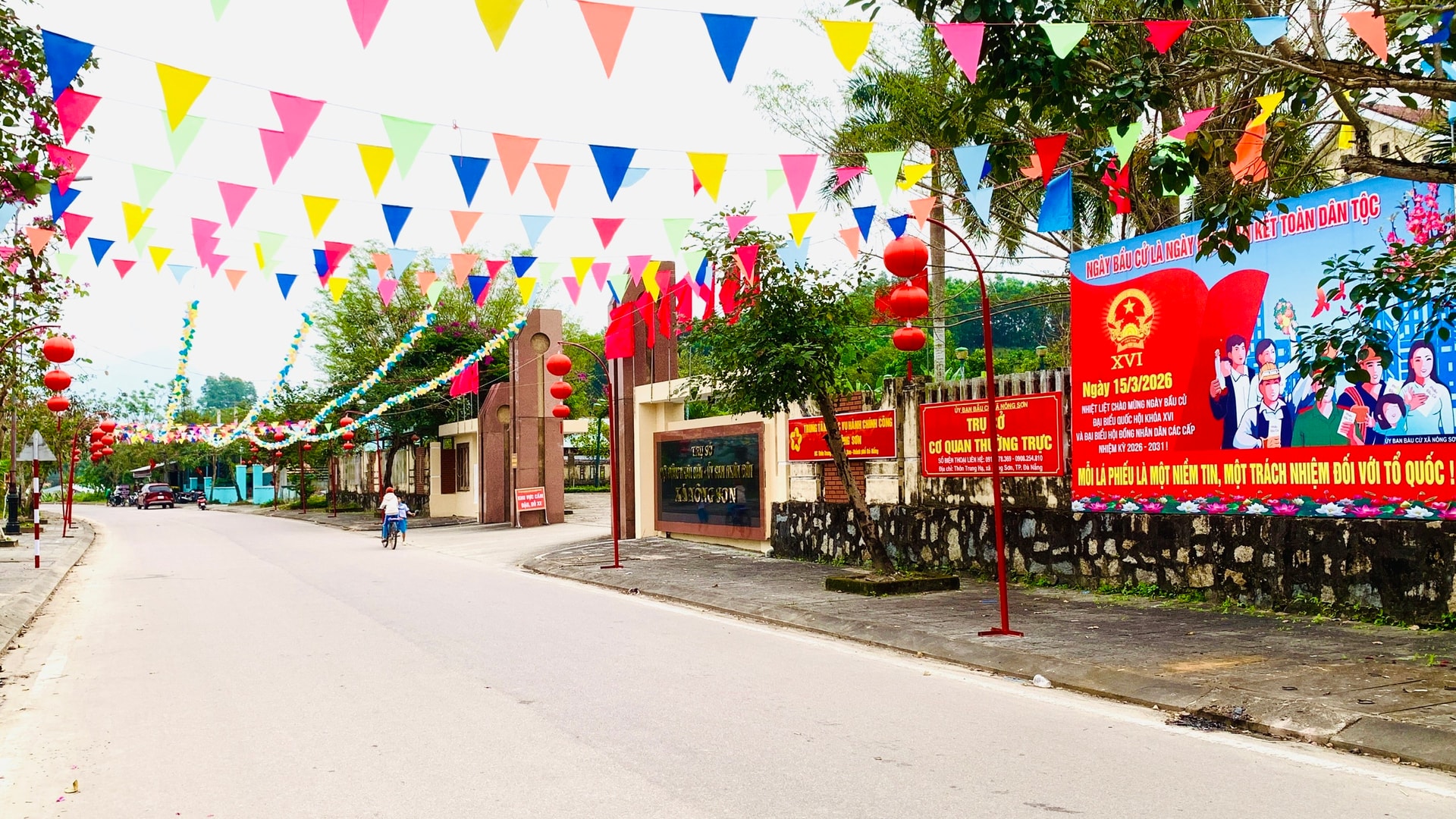 Trung tâm xã Nông Sơn rực rỡ cờ hoa, pa-nô tuyên truyền hướng về ngày bầu cử. Ảnh: MINH THÔNG