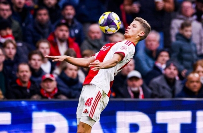 Tài năng trẻ Sean Steur của Ajax lọt vào tầm ngắm của nhiều đại gia Ngoại hạng Anh