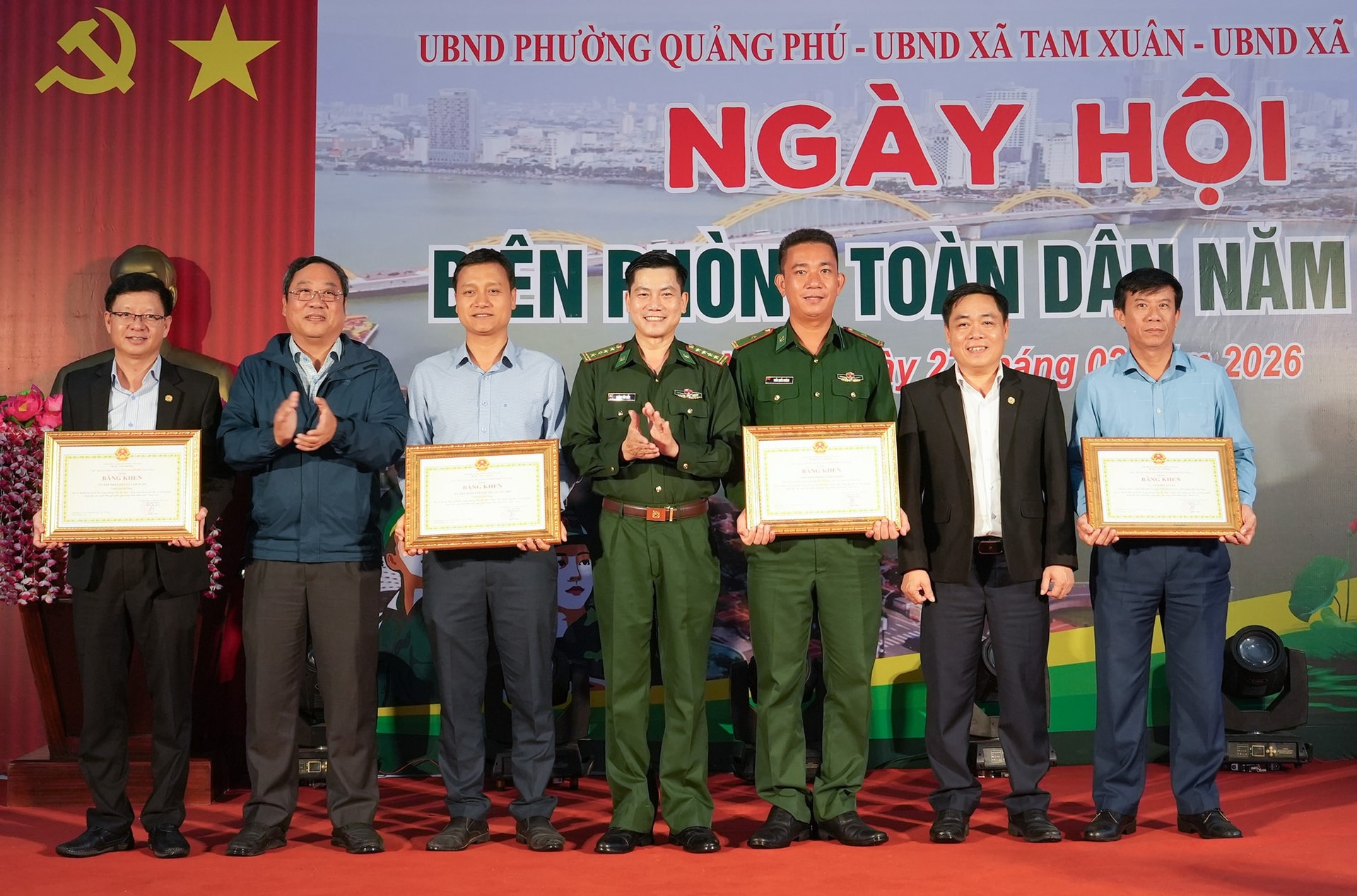 Các tập thể, cá nhâ xuất sắc nhận bằng khen của Chủ tịch UBND thành phố. Ảnh: VĂN ĐỨC