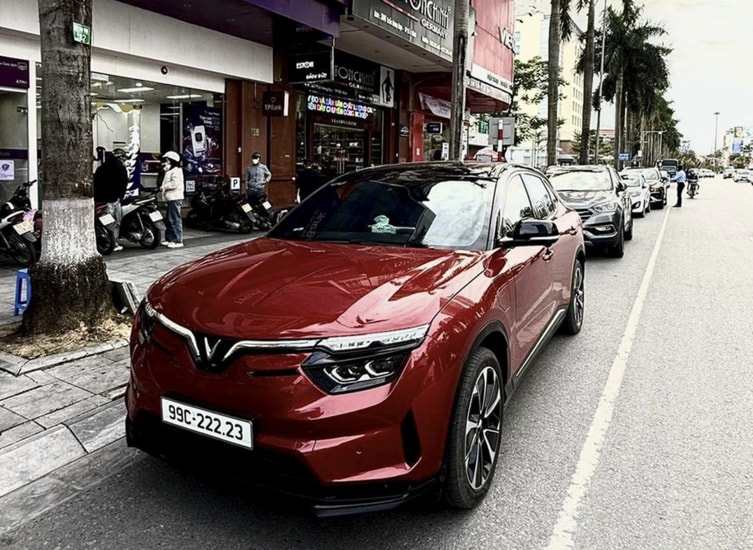 Anh Nguyễn Tú bên chiếc VinFast VF 8