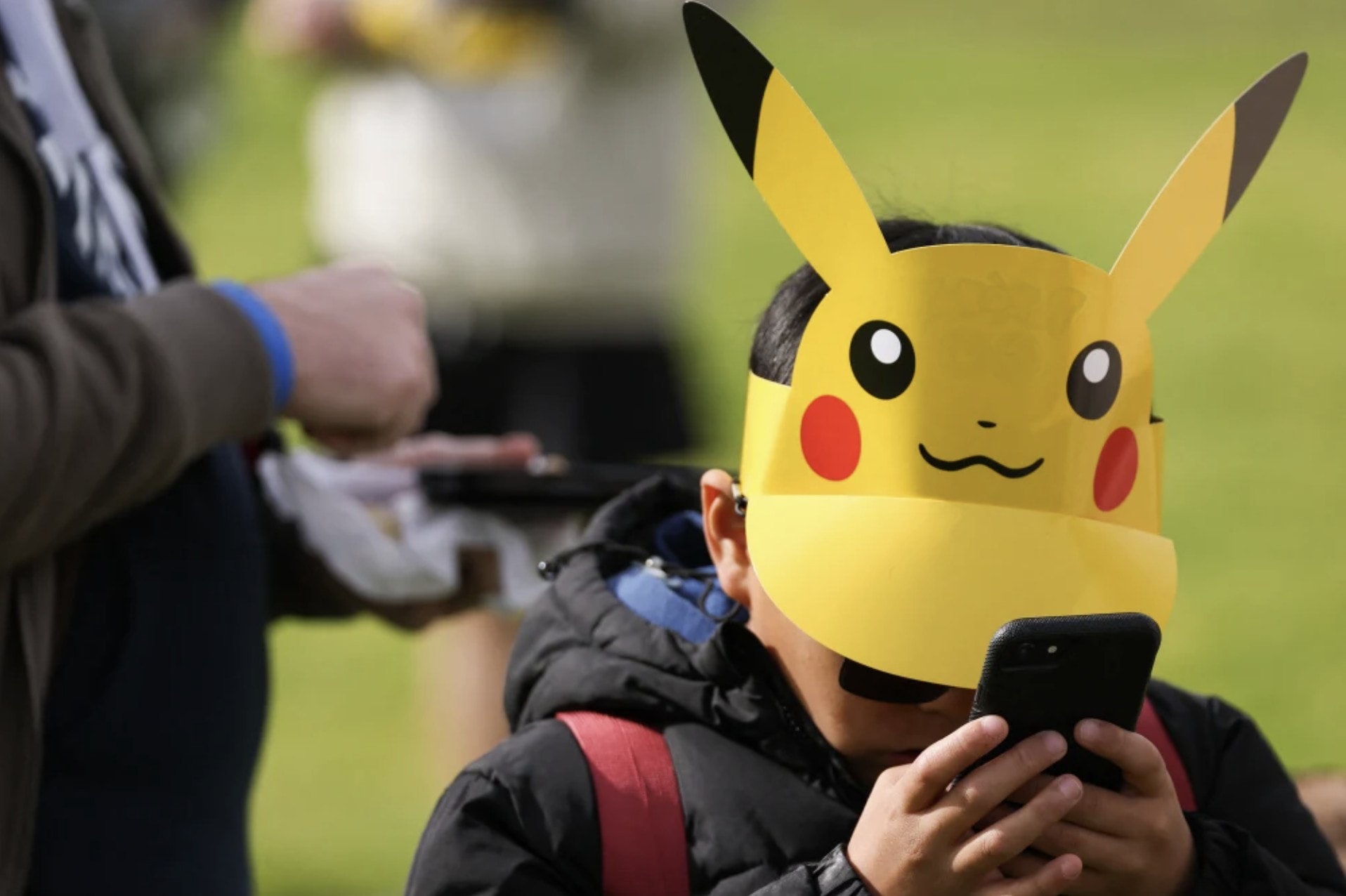 Một em nhỏ hóa trang thành Pikachu tại sự kiện Pokemon GO Tour ở Los Angeles ngày 20-2. Ảnh: AFP
