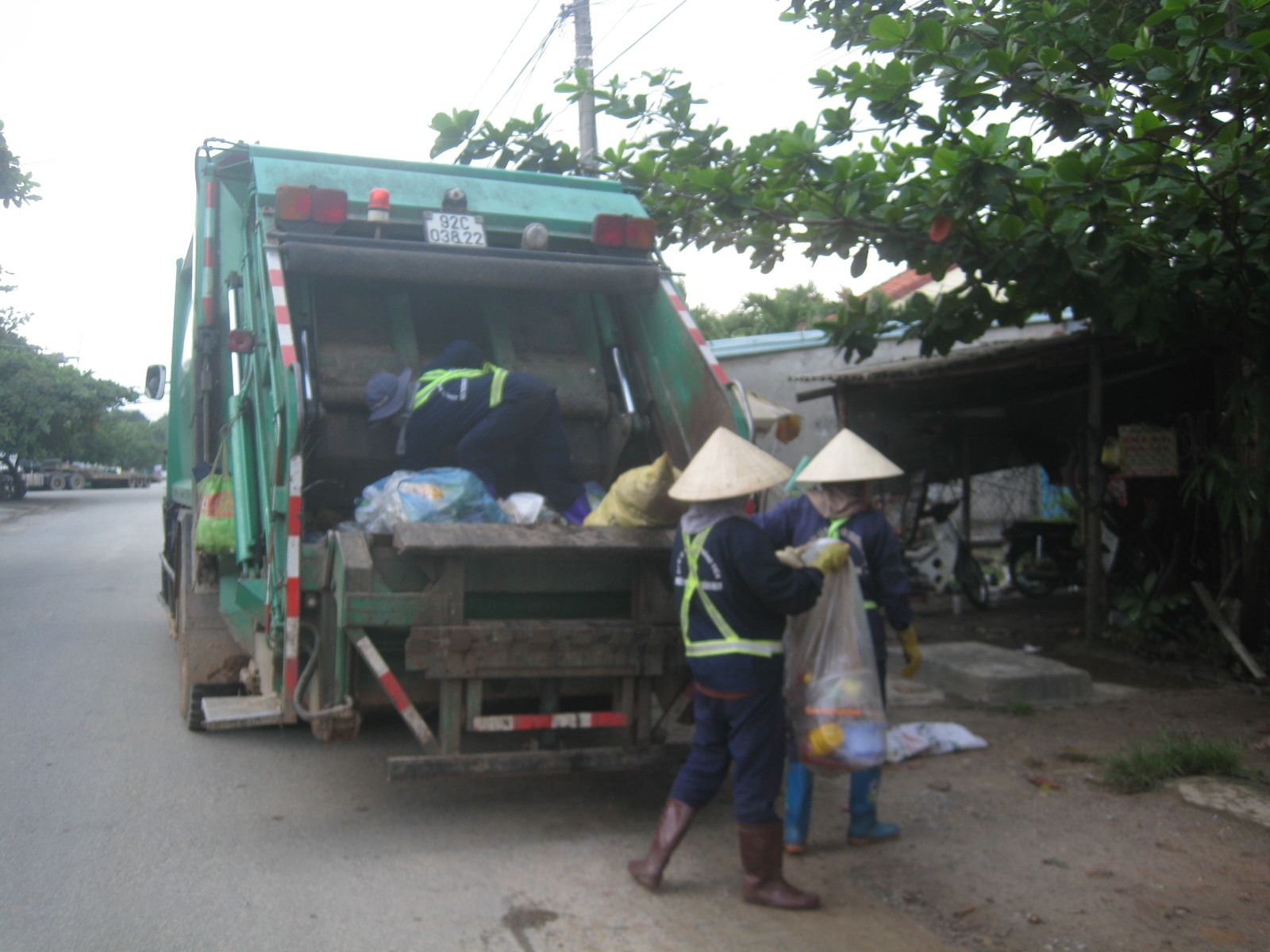 Thu gom rác thải tại Núi Thành. Ảnh VĂN PHIN