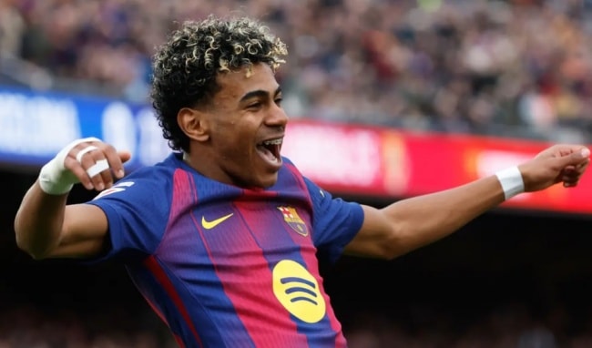 Lamine Yamal tỏa sáng rực rỡ trong màu áo Barcelona.