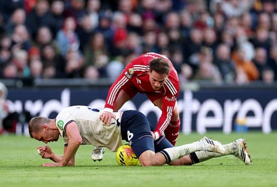 Alexis Mac Allister và Ryan Gravenberch kiểm soát tuyến giữa