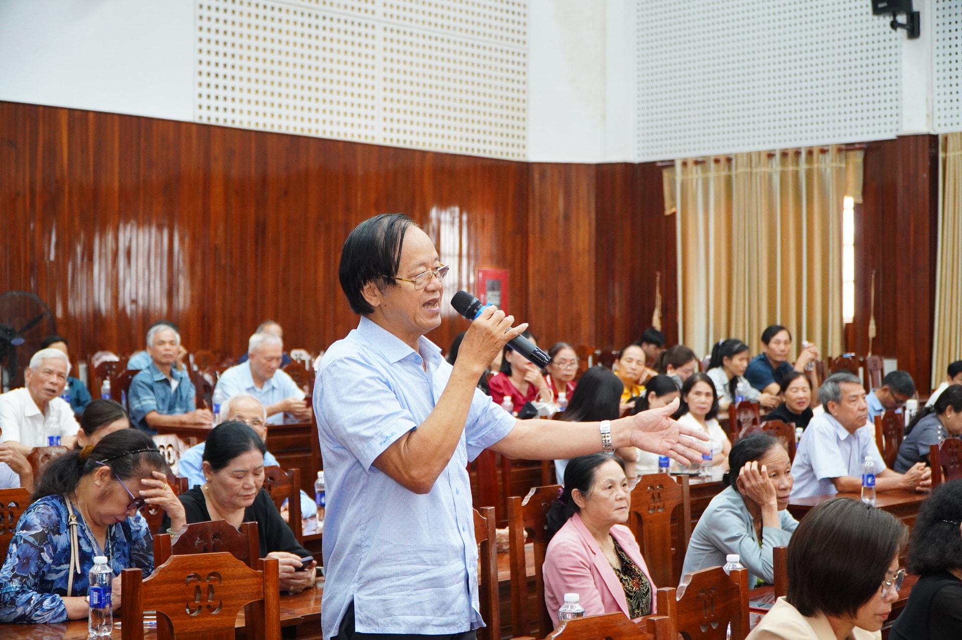 Cử tri Trần Văn Tương (tổ dân phố Trường Đồng, phường Bàn Thạch) phát biểu ý kiến tại hội nghị. Ảnh: VINH ANH