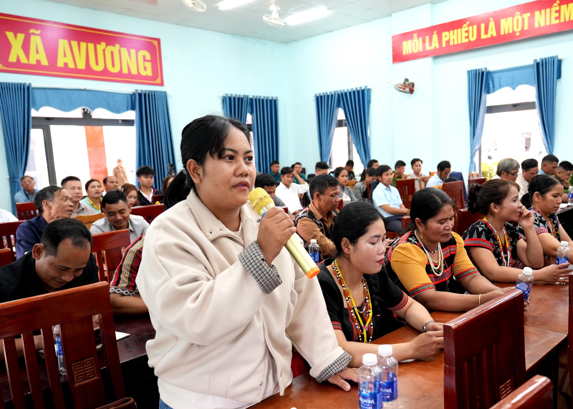 Cử tri xã Avương phát biểu tại hội nghị