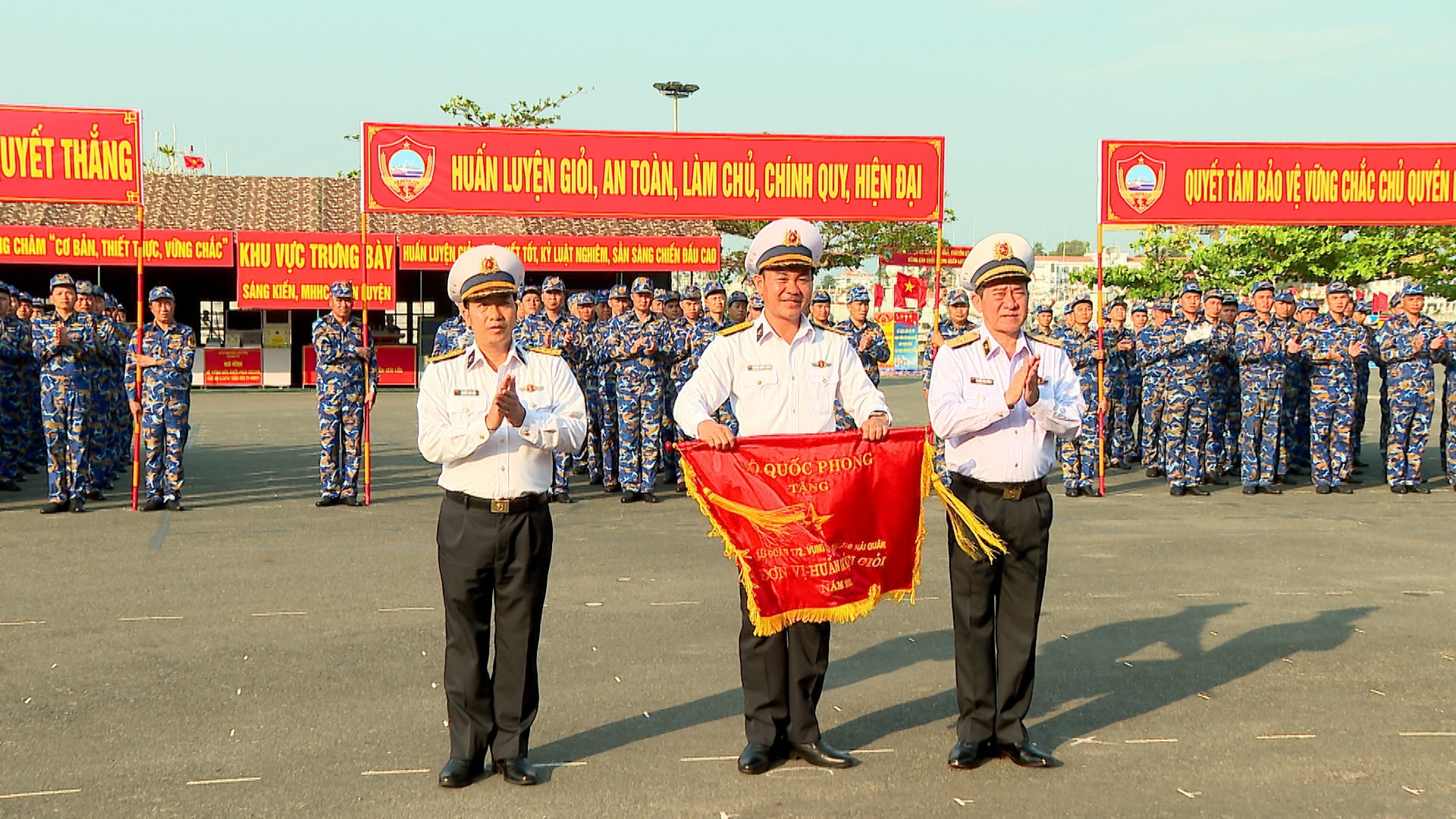 Lữ đoàn 172 được Bộ Quốc phòng tặng Cờ “Đơn vị Huấn luyện giỏi” năm 2025. Ảnh: VŨ QUÂ
