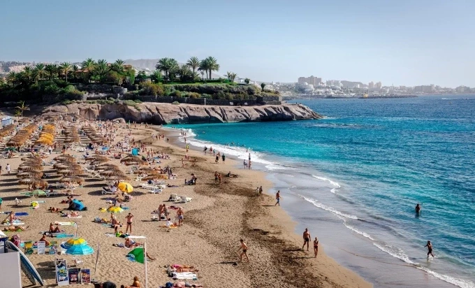 Bãi biển El Duque tại Tenerife chịu ảnh hưởng bởi đàn châu chấu từ Sahara.