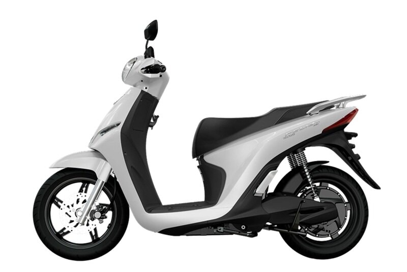 Khách hàng thực hiện thao tác đổi pin cho xe VinFast Feliz II tại trạm sạc