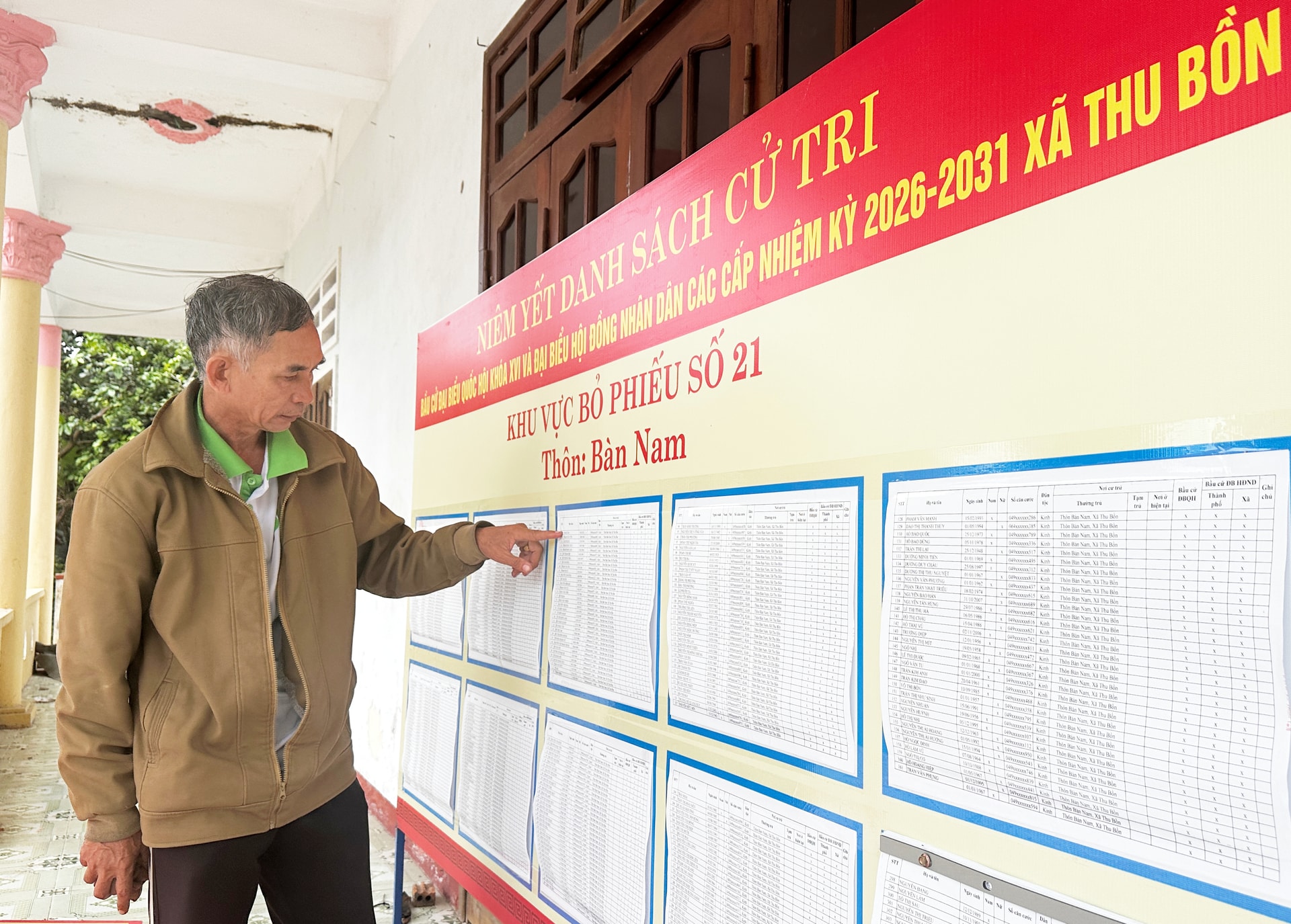 Ông Nguyễn Dũng Sinh, trưởng thôn Bàn Nam, xã Thu Bồn rà soát lại danh sách cử tri