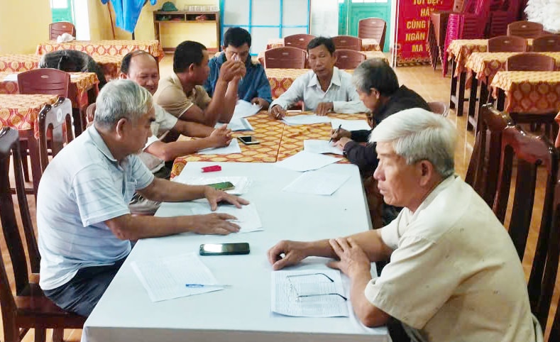 Xã Nam Phước phân công cán bộ xuống làm việc với từng tổ bầu cử để tham gia sâu vào công tác chuẩn bị