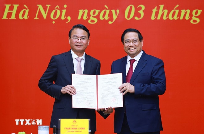 Thủ tướng Phạm Minh Chính trao Quyết định của Thủ tướng Chính phủ về việc tiếp nhận, bổ nhiệm ông Đặng Xuân Phong giữ chức Phó Chủ nhiệm Thường trực Văn phòng Chính phủ. (Ảnh: Dương Giang/TTXVN) ttxvn-thu-tuong-trao-quyet-dinh-cong-tac-can-bo-10.jpg