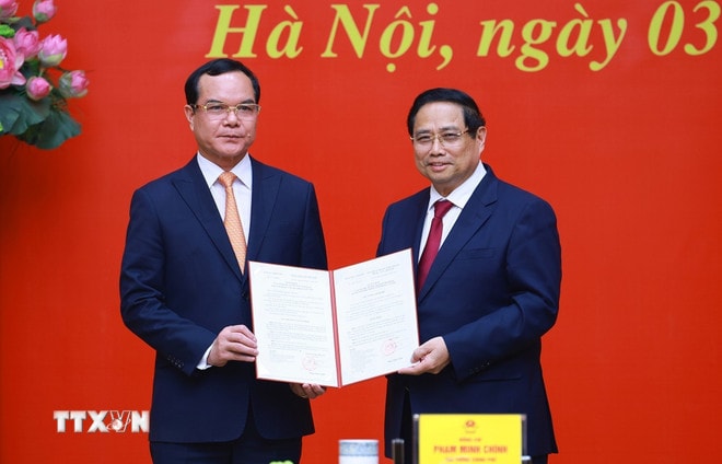 Thủ tướng Phạm Minh Chính trao Quyết định của Thủ tướng Chính phủ về việc tiếp nhận, bổ nhiệm ông Nguyễn Đình Khang, Phó Chủ tịch Ủy ban Trung ương Mặt trận Tổ quốc Việt Nam, Chủ tịch Tổng Liên đoàn Lao động Việt Nam giữ chức Thứ trưởng Thường trực Bộ Dân tộc và Tôn giáo. (Ảnh: Dương Giang/TTXVN) ttxvn-thu-tuong-trao-quyet-dinh-cong-tac-can-bo-7.jpg