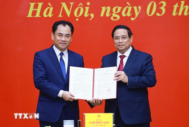 Thủ tướng Phạm Minh Chính trao Quyết định của Thủ tướng Chính phủ về việc tiếp nhận, bổ nhiệm ông Trịnh Việt Hùng giữ chức Thứ trưởng Thường trực Bộ Nông nghiệp và Môi trường. (Ảnh: Dương Giang/TTXVN) ttxvn-thu-tuong-trao-quyet-dinh-cong-tac-can-bo-4.jpg