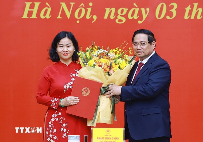 Thủ tướng Phạm Minh Chính trao Quyết định của Bộ Chính trị về việc điều động, phân công, chỉ định bà Nguyễn Thị Tuyến, Phó Chủ tịch Ủy ban Trung ương Mặt trận Tổ quốc Việt Nam, Chủ tịch Hội Liên hiệp Phụ nữ Việt Nam, giữ chức Phó Bí thư Đảng ủy Chính phủ nhiệm kỳ 2020-2025. (Ảnh: Dương Giang/TTXVN) ttxvn-thu-tuong-trao-quyet-dinh-cong-tac-can-bo-2.jpg