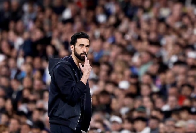 HLV Alvaro Arbeloa đứng trầm ngâm trên đường pitch trong trận thua Getafe.
