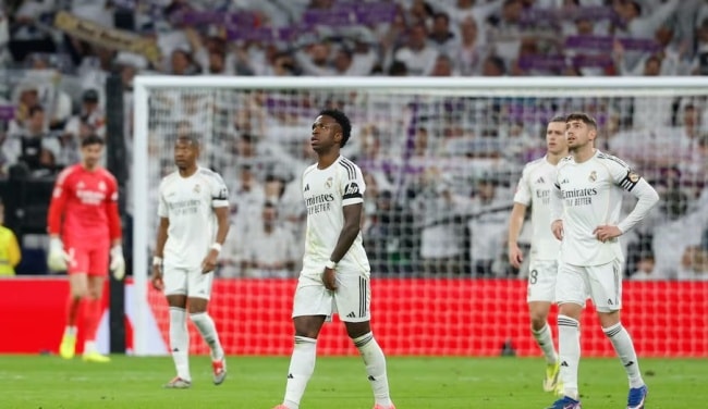 Vinicius đơn độc trên hàng công Real Madrid trước vòng vây đối thủ.
