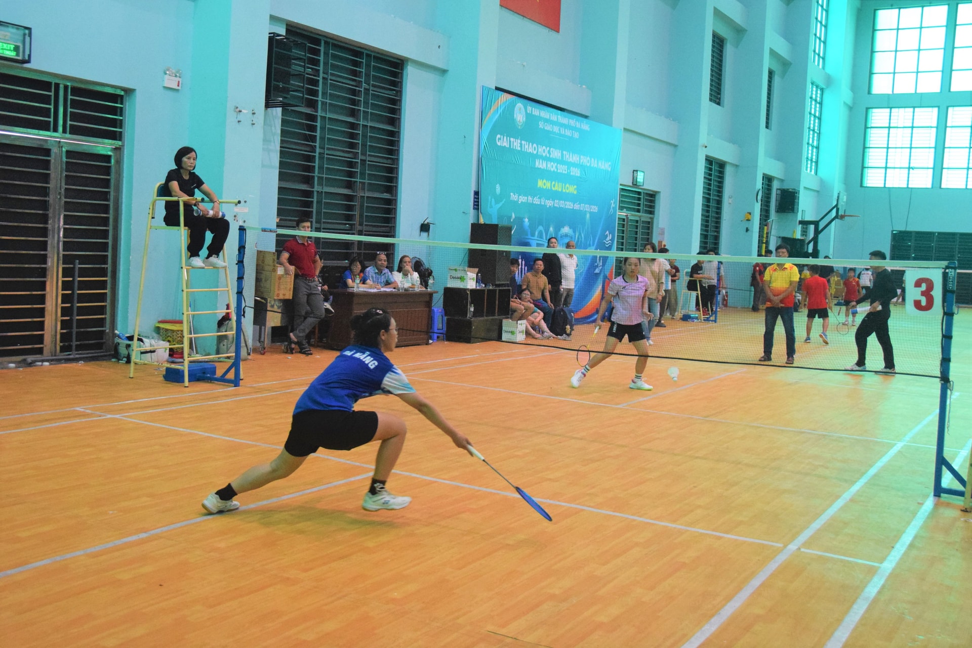 Các vận động viên thi đấu nội dung đơn nữ cấp THCS. Ảnh: PHI NÔN