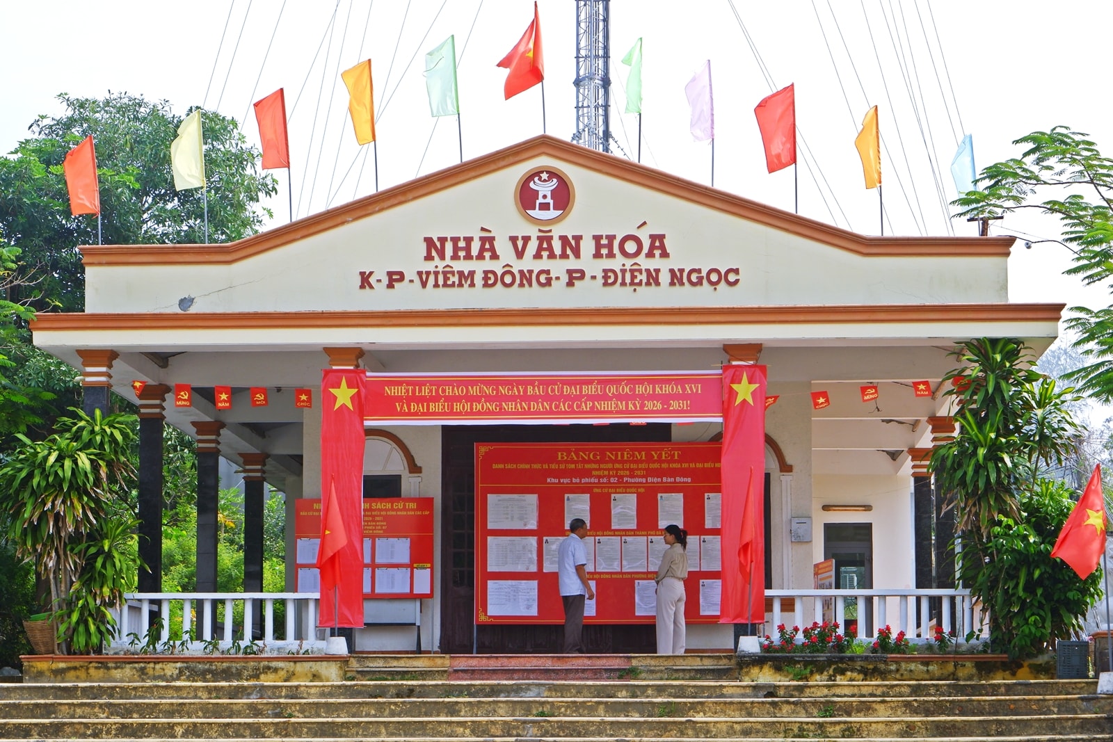 Điểm bầu cử số 7 Khối phố Viêm Đông được trang trí đẹp mắt, đầy đủ các bảng niêm yết danh sách cử tri, danh sách ứng cử Đại biểu Quốc hội Khóa XVI, đại biểu HĐND các cấp. Ảnh: HOANG