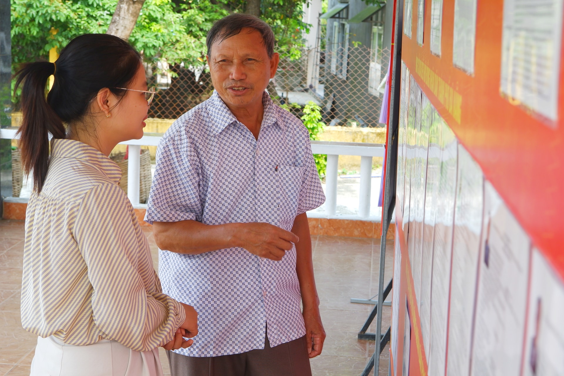 Ông Trần Hoài Nam và lãnh đạo Trung tâm Cung ứng dịch vụ công phường Điện Bàn Đông kiểm tra công tác trang trí, chuẩn bị hậu cần tại khu vực bỏ phiếu khối phố Viêm Đông. Ảnh: HOÀNG ĐA