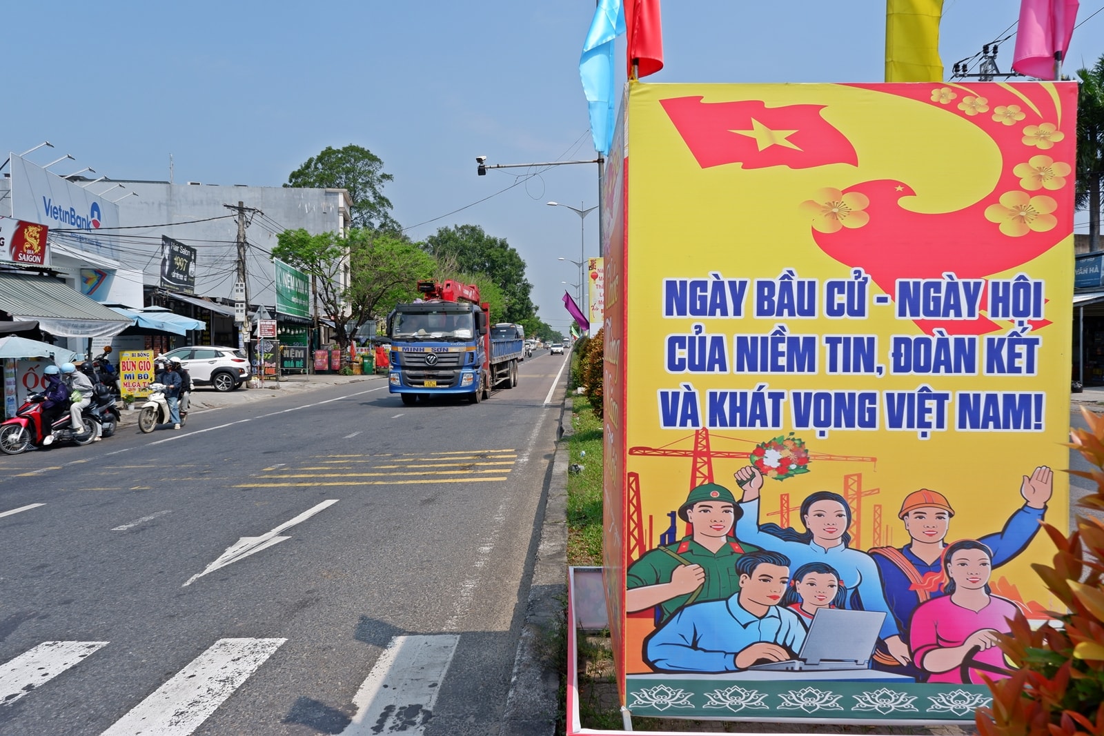 Công tác trang trí trực quan, tuyên truyền bầu cử được Điện Bàn Đông thực hiện tốt, đảm bảo mỹ quan. Ảnh: HOÀNG ĐA