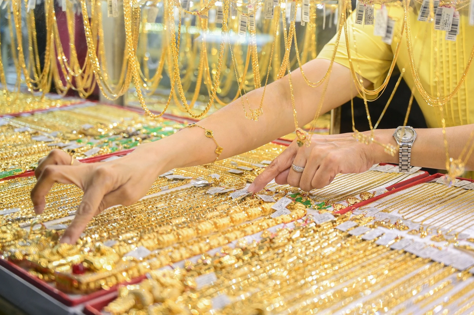 Giá vàng hôm nay 5/3/2026: Giá vàng SJC, BTMC, PNJ, Mi Hồng, giá vàng nhẫn, vàng thế giới