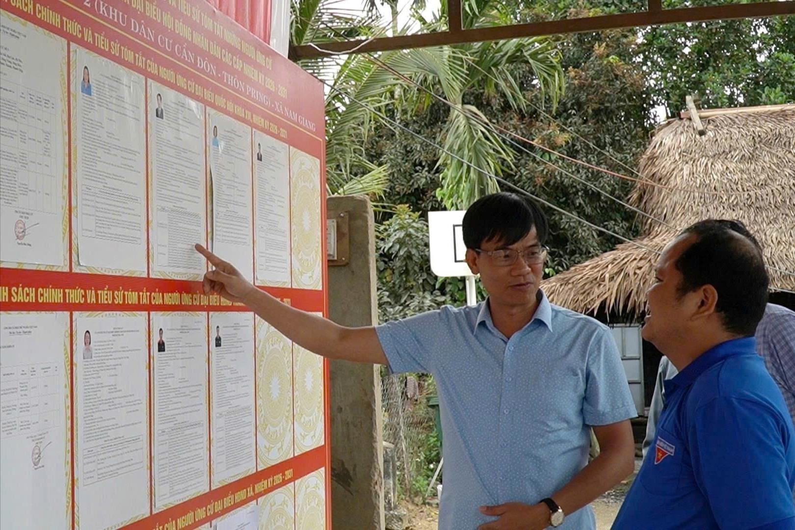 Đoàn giám sát kiểm tra việc niêm yết danh sách đại biểu, tiểu sử của người ứng cử tại điểm bỏ phiếu Khu dân cư Cần Đôn, thôn Pring, xã Nam Giang.