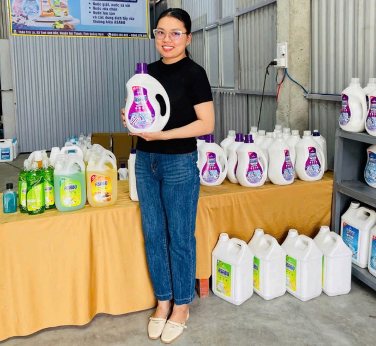 A Mỹ Hảo và sản phẩm Asabo. Ảnh VĂN PHIN