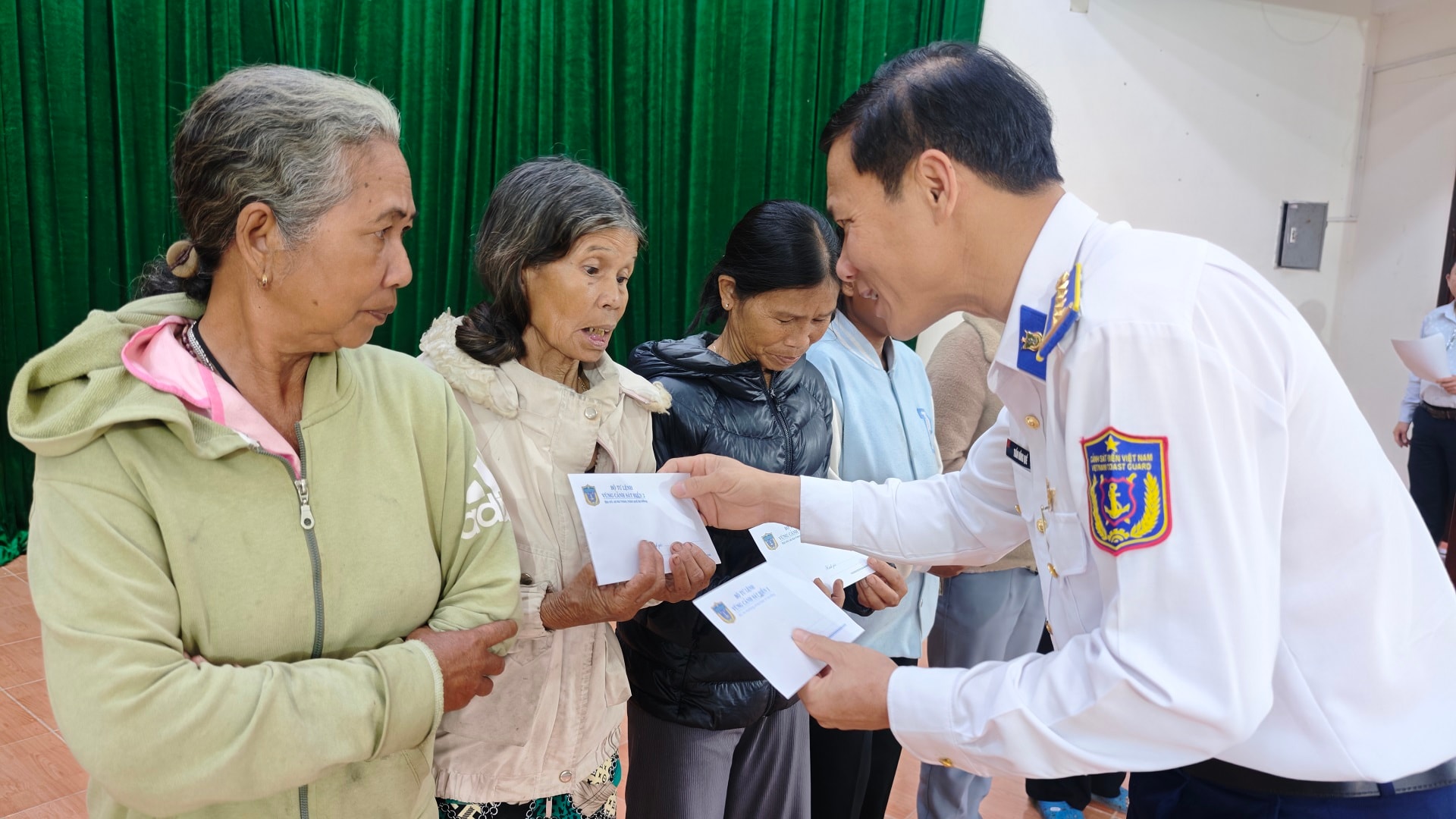 Đồng chí Đại tá Trần Hồng Quế - Phó Chính ủy Bộ Tư lệnh Vùng tặng quà gia đình chính sách