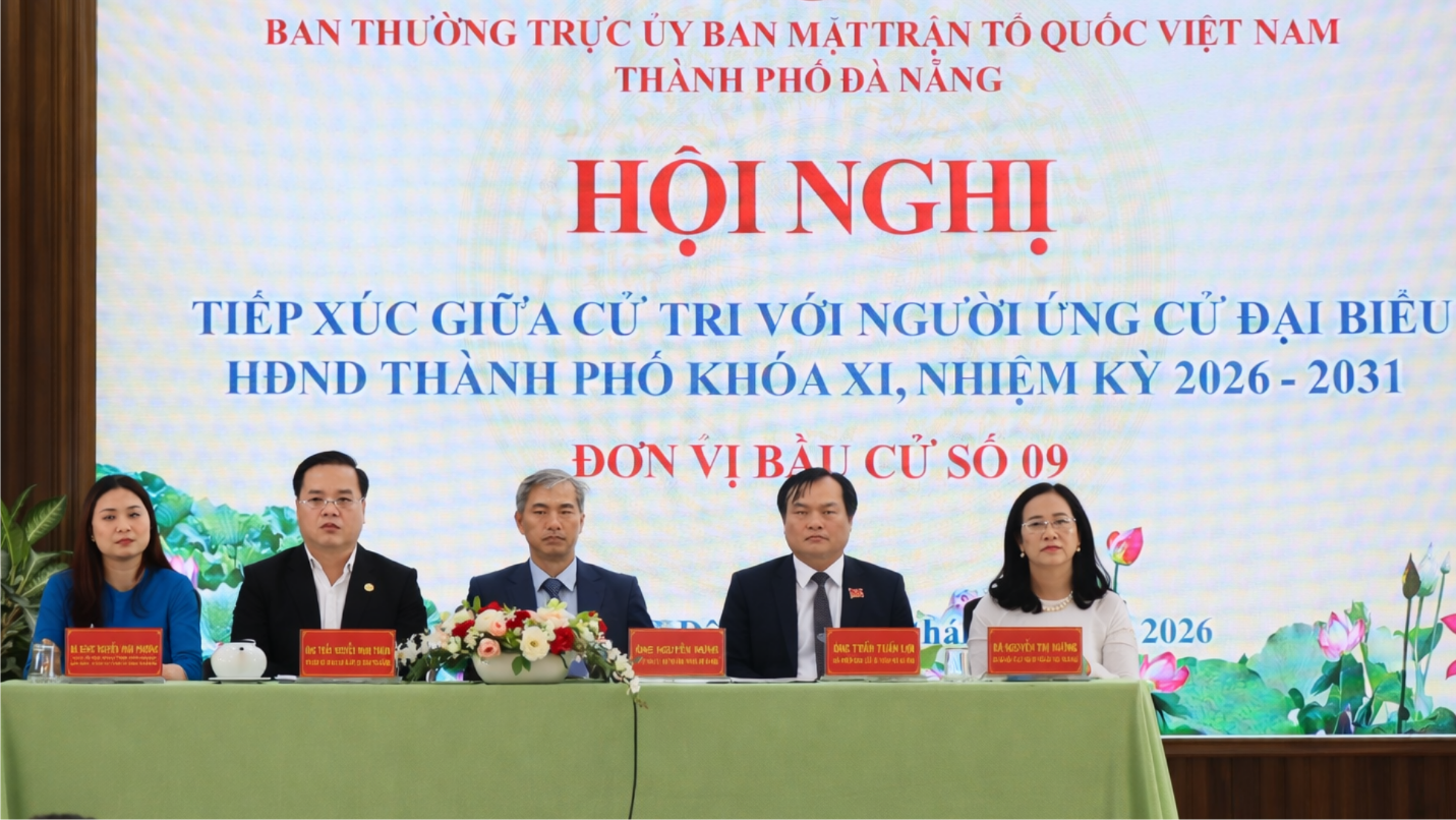 Các ứng cử viên đại biểu HĐND thành phố khóa XI, Đơn vị bầu cử số 9 tiếp xúc cử tri phường Hội An Đông. Ảnh: QUỐC TUẤN