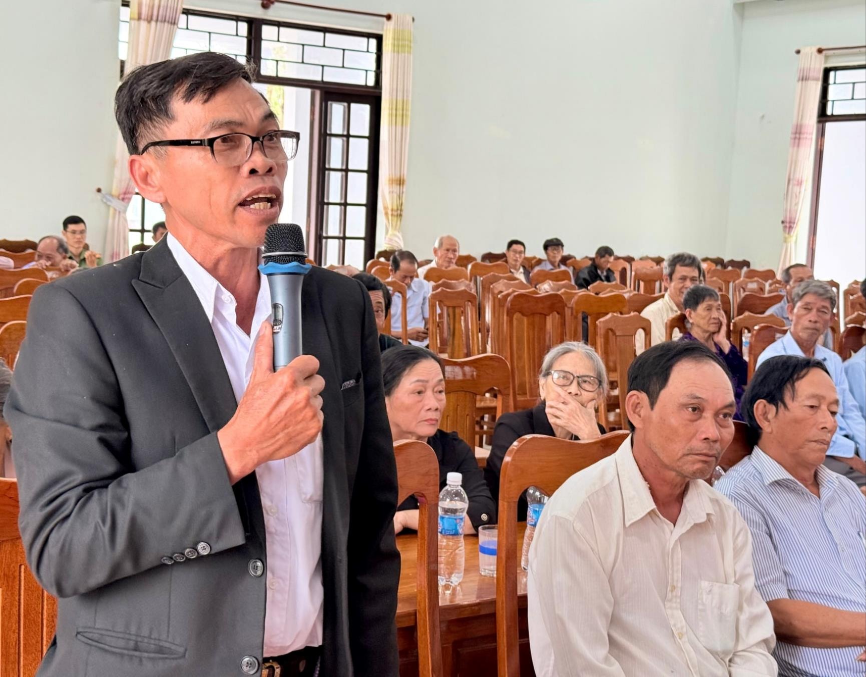 Cử tri xã Duy Nghĩa gửi gắm nguyện vọng tại hội nghị. Ảnh: TUYẾT MAI