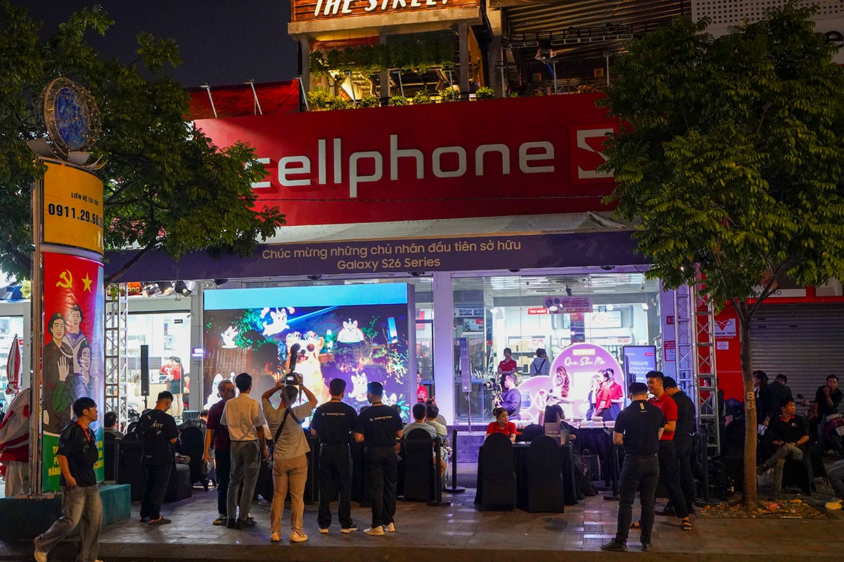 Khách hàng trải nghiệm và nhận máy Galaxy S26 Series tại CellphoneS