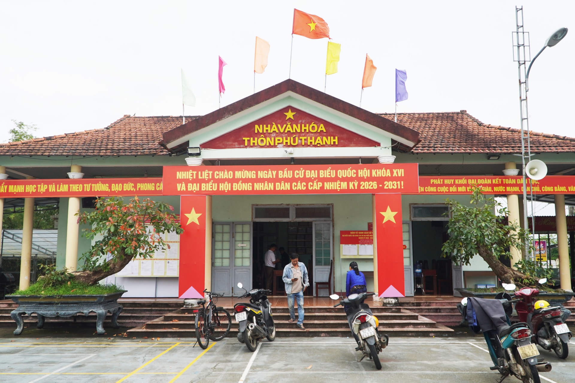 Không khí chuẩn bị cho công tác bầu cử ở các thôn, tổ dân phố rất nhộn nhịp. ẢnhL