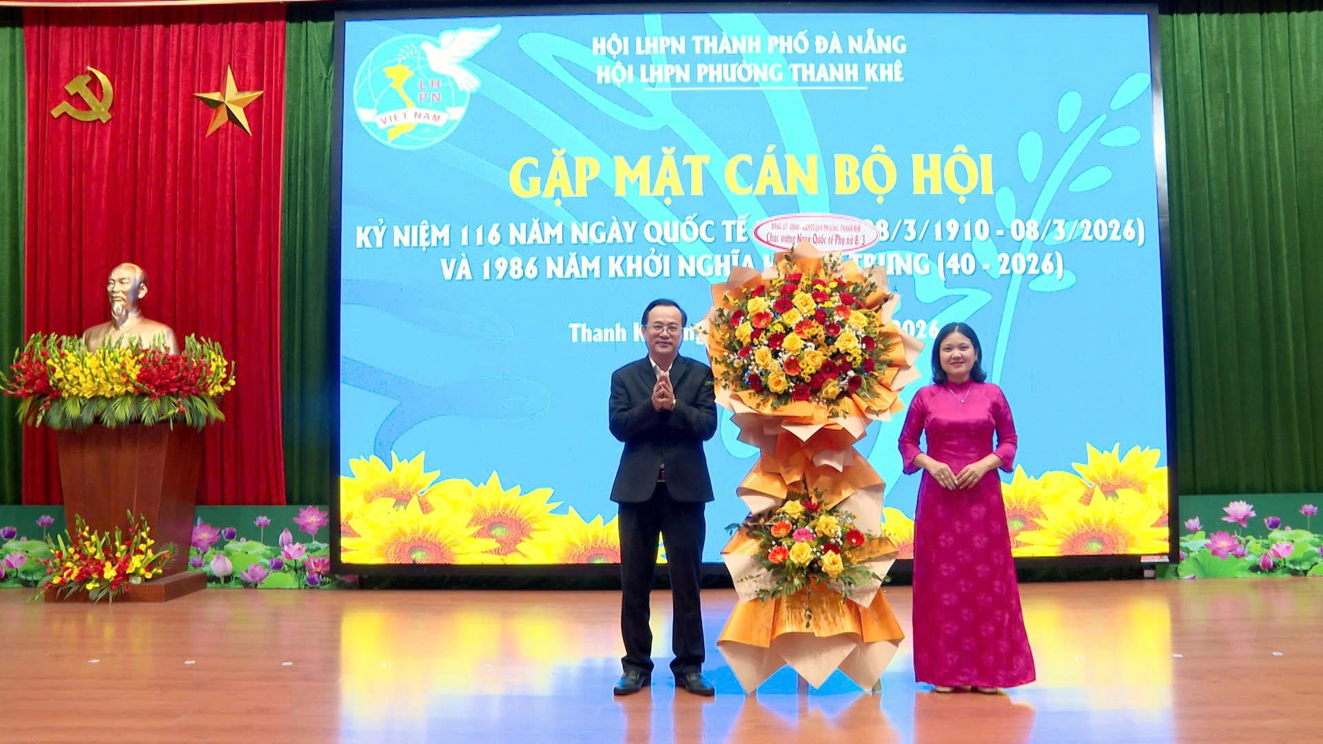 LÃNH ĐẠO PHƯỜNG TẶNG HOA
