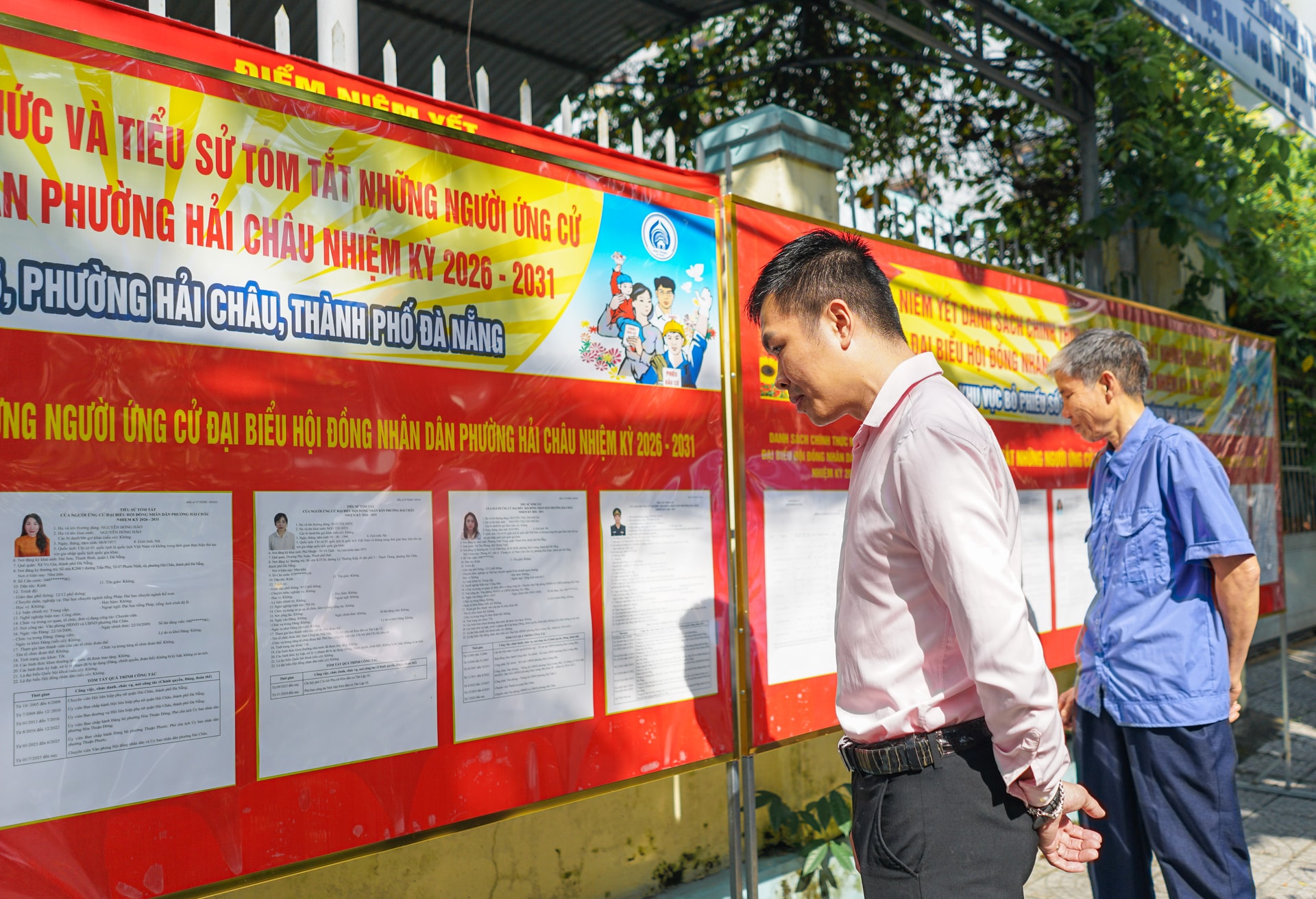 Điểm niêm yết danh sách cử tri và thông tin các ứng viên ứng cử của phường Hải Châu được trang hoàng rực rỡ, đẹp mắt. Ảnh: XUÂN SƠN