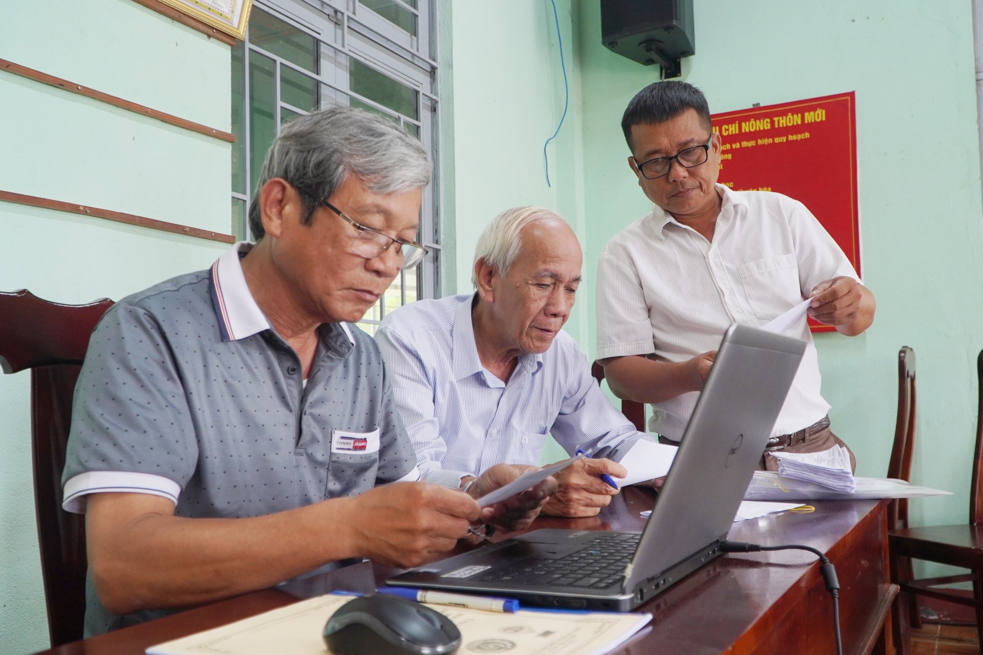 Tổ bầu cử tổ đoàn kết Phú Thạnh, phường Quảng Phú kiểm tra rà soát từng lá phiếu trước khi phát xuống cử tri