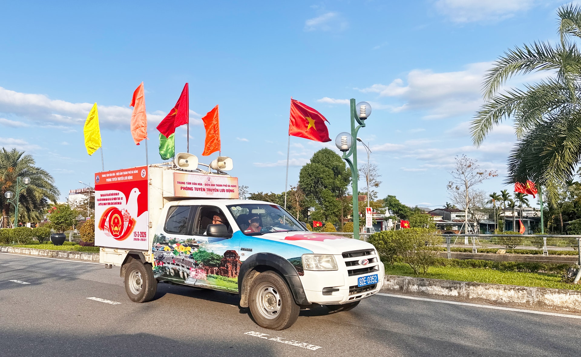 Xe tuyên truyền về Ngày hội bầu cử Đại biểu Quốc hội khóa XVI và Đại biểu HĐND các cấp nhiệm kỳ 2026 - 2031 chạy trên đường phố Tam Kỳ