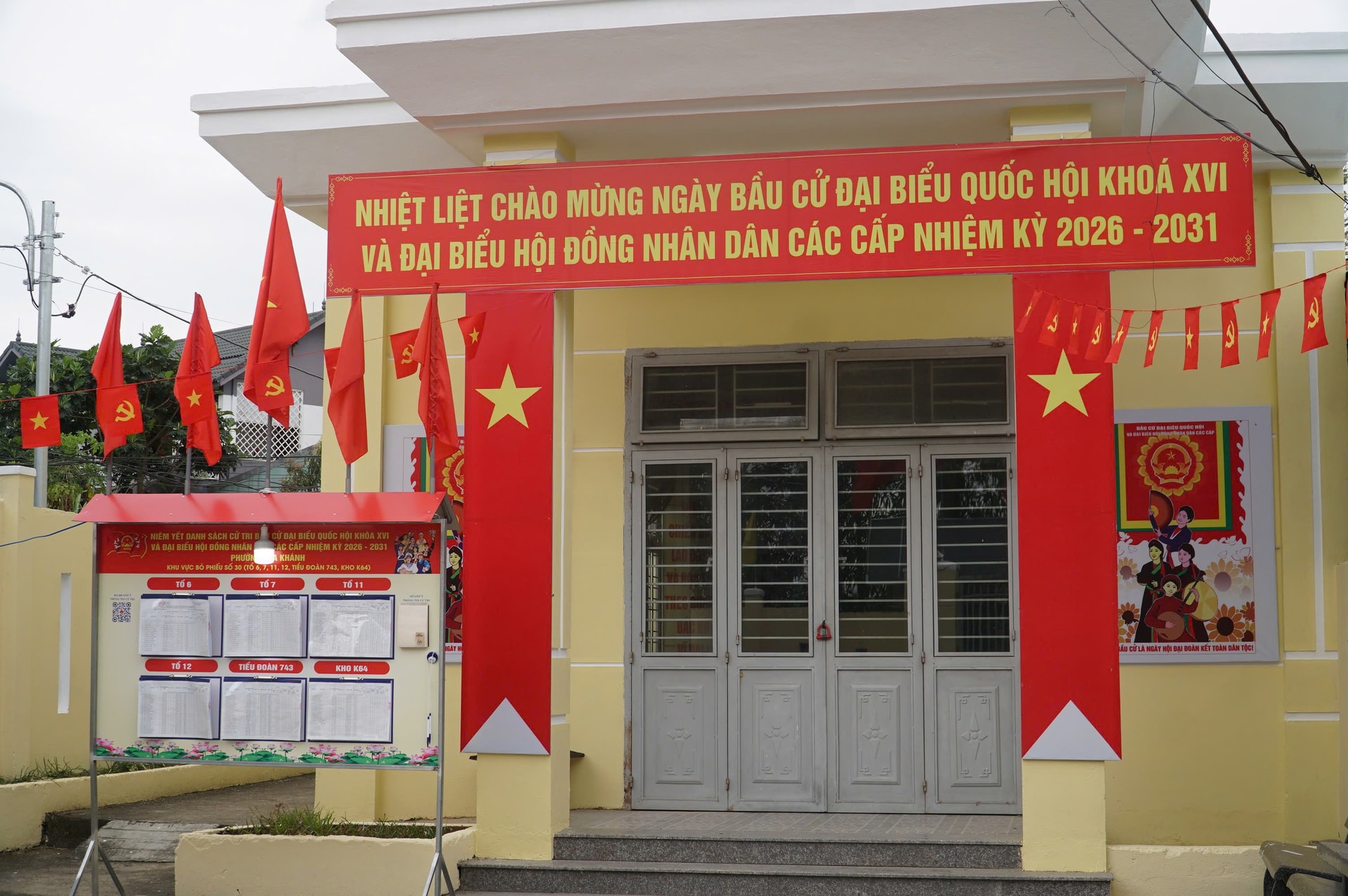 Khu vực bỏ phiếu số 30 của phường Hòa Khánh rơđược trang hoàng rực rỡ. Ảnh: XUÂN SƠN