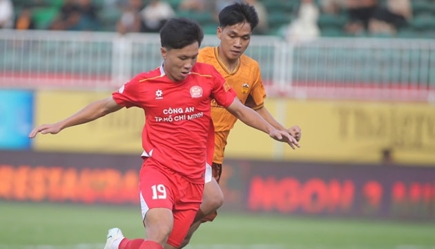 Hàng thủ Công An Thành phố Hồ Chí Minh thi đấu kỷ luật trước sức ép của chủ nhà.
