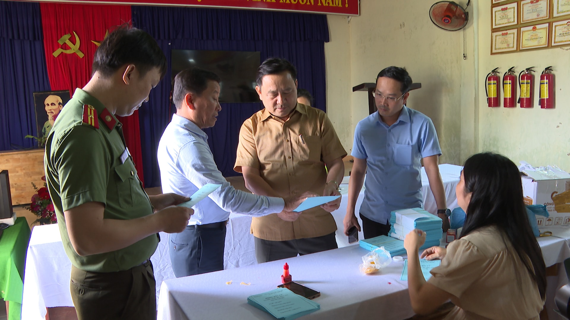 Phó Chủ tịch HĐND thành phố Đà Nẵng Nguyễn Công Thanh (thứ 3 từ trái sang) kiểm tra công tác chuẩn bị bầu cử tại xã Chiên Đàn. Ảnh: QUỐC THÀNH