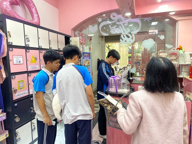 Khách hàng lựa chọn quà tặng 8/3 tại cửa hàng ở Hà Nội