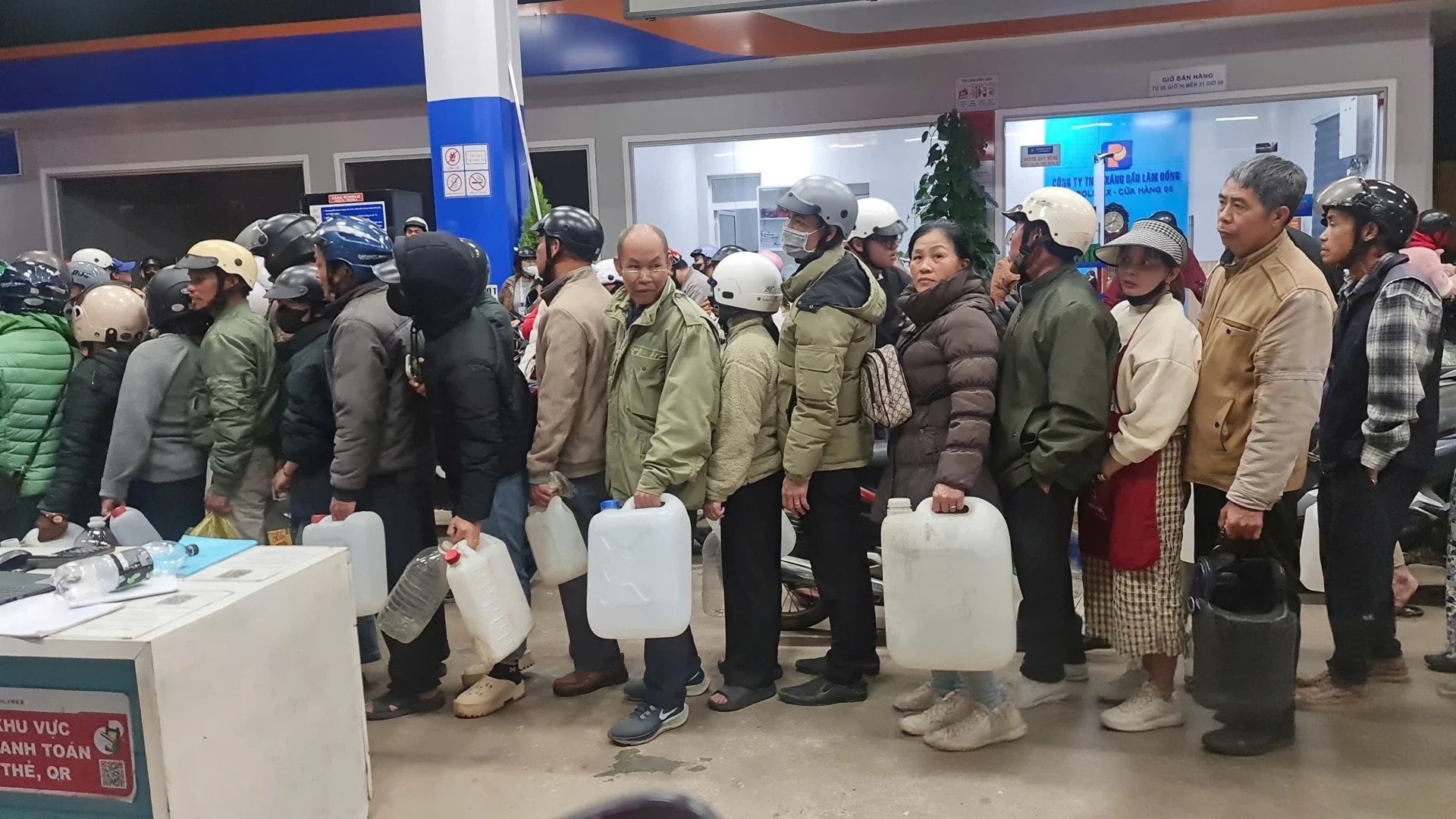 Lực lượng chức năng kiểm tra hoạt động kinh doanh tại cửa hàng xăng dầu