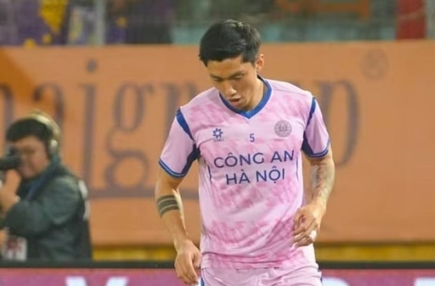 Tình huống mâu thuẫn giữa Đoàn Văn Hậu và Văn Quyết trong trận derby.