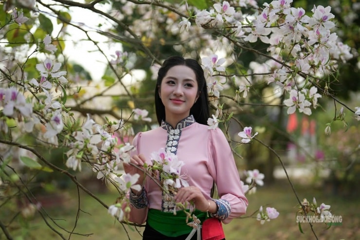 Thiếu nữ Thái giữa không gian núi rừng Tây Bắc mùa hoa ban.
