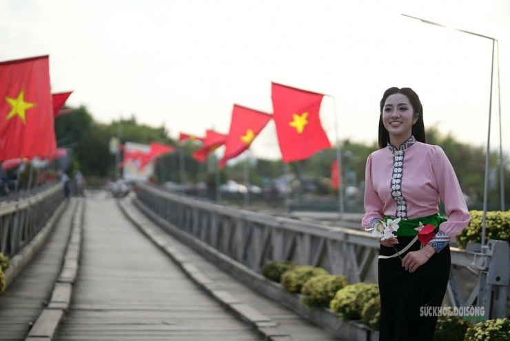 Thiếu nữ Thái duyên dáng bên hoa ban trên cầu Mường Thanh.