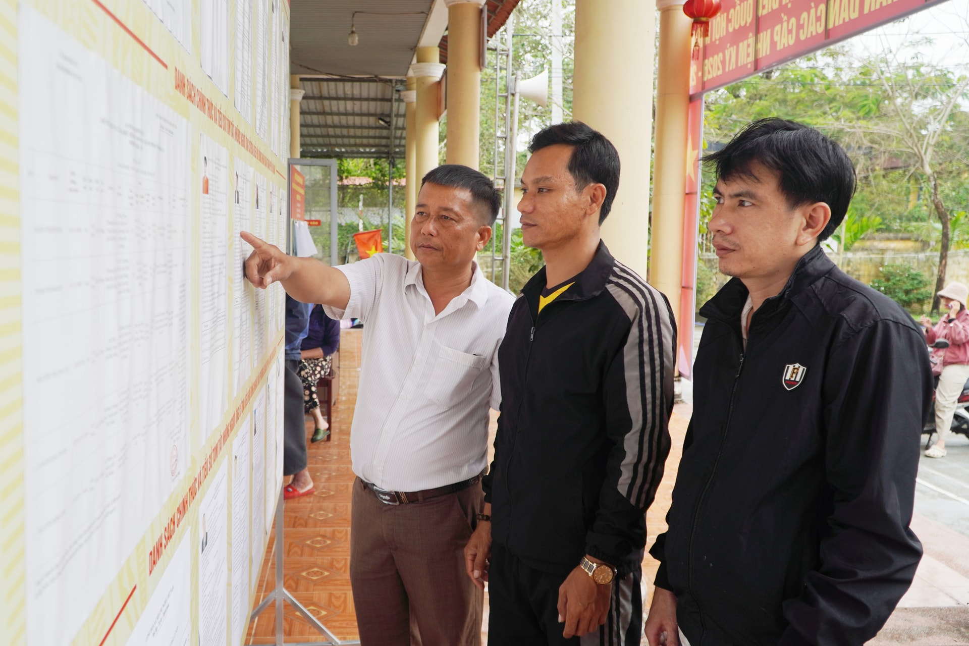 Ông Đỗ Quý Nhiệm (áo trắng) cùng cử tri phường Quảng Phú quan tâm và tìm hiểu kỹ về các ứng cử viên