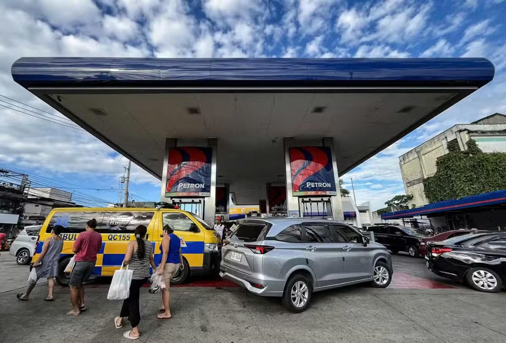 Các nước ứng phó giá dầu tăng cao