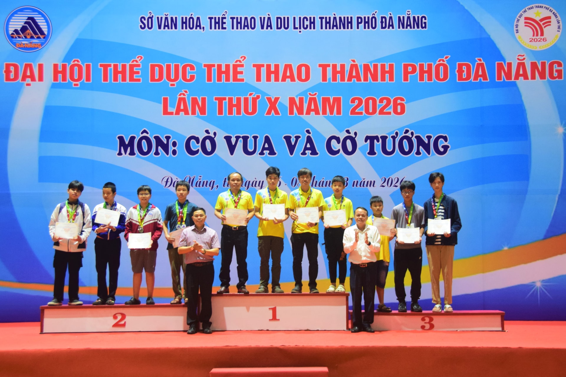 Ban tổ chức trao giải cho các vận động viên đạt thành tích xuất sắc môn cờ vua. Ảnh: THÀNH DANH