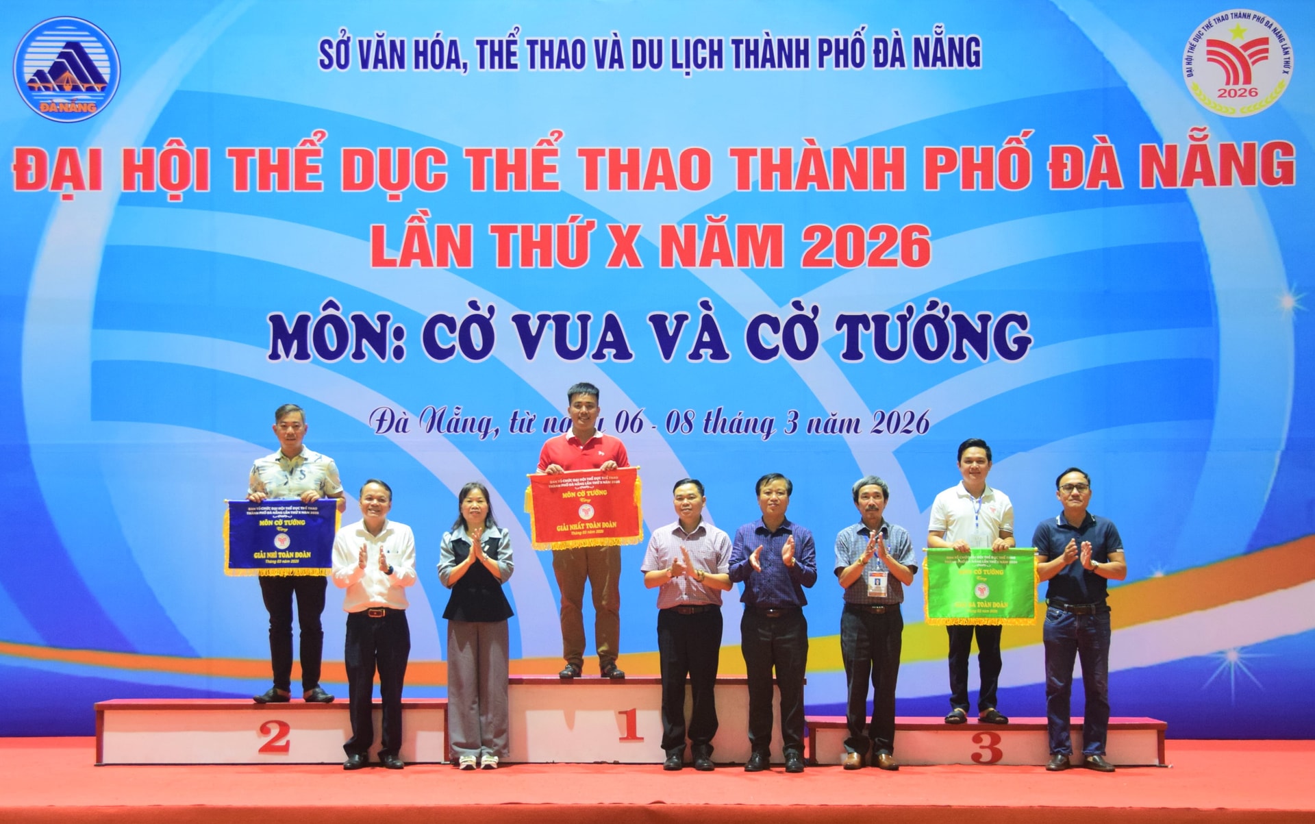 Ban tổ chức trao giải toàn đoàn môn cờ tướng. Ảnh: THA