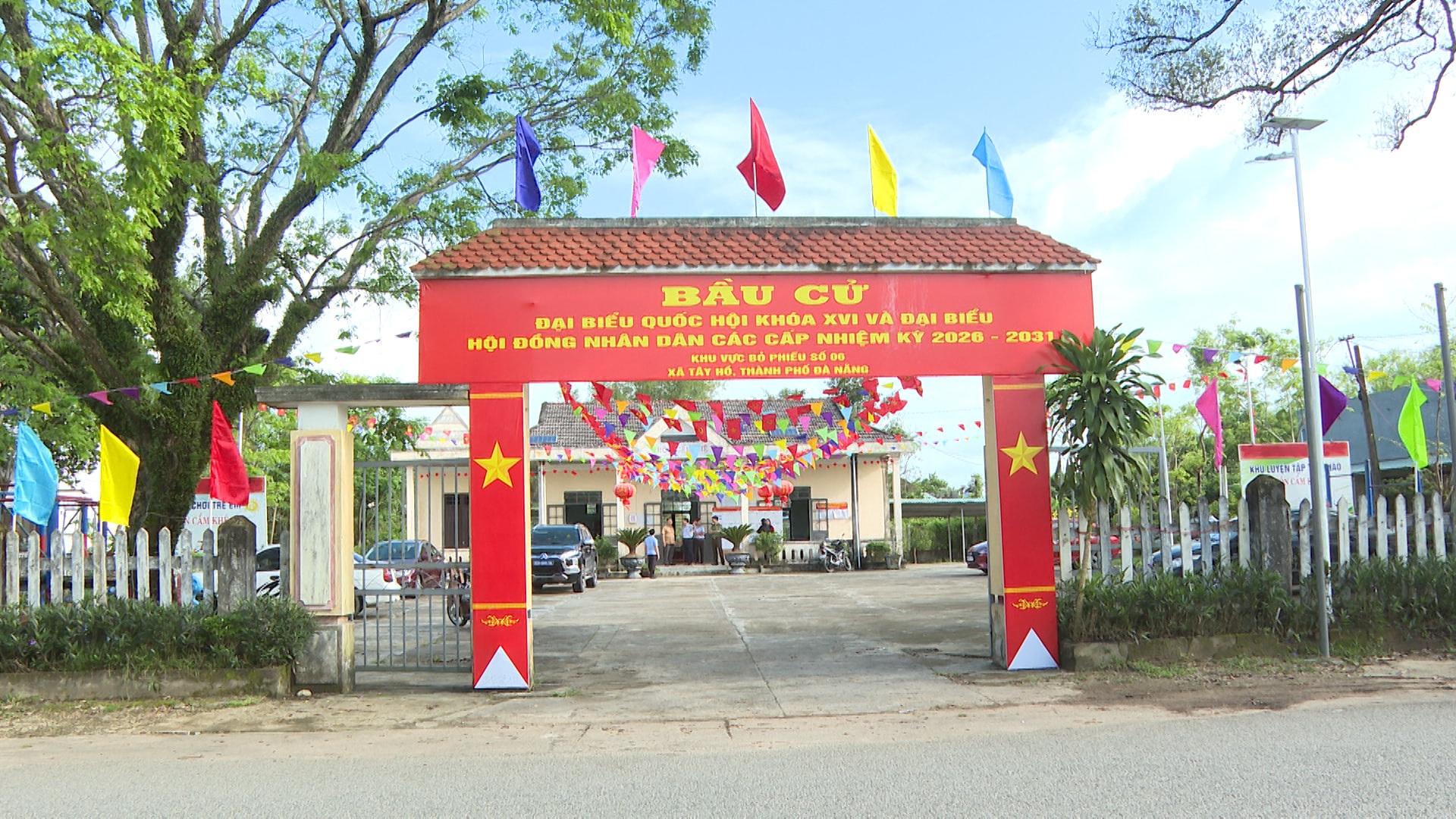 Một điểm bỏ phiếu của xã Tây Hồ được trang trí trang trọng. Ảnh: QUỐC T